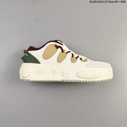 真标带半码 LaMelo Ball x Puma LaFrancé 彪马 低帮 联名款 米棕红 百搭防滑耐磨低邦生活休闲鞋 这款鞋子是夏洛特黄蜂队当家球星LaMelo Ball与Puma合作推出的联名款,鞋款整体采用透气网布与质感皮革拼接,网布保证双脚随时干爽,皮革则提升了整体的耐用性与支撑力.鞋身线条流畅,鞋舌与鞋后跟处的"1 Of 1"压纹的个人Logo品牌标识,简洁醒目,彰显联名身份;鞋侧立体浮雕式联名Logo,以拉梅洛个人元素重新解构Puma经典跑道标,中底搭载革命性Nitro Foam Rideh缓震科技,将球场爆发力转化为日常步伐的极致舒适,后跟处"Lafrances"家族徽章刺绣,低调彰显鲍尔家族篮球血统. 货号:310465-05HL001601115 B0